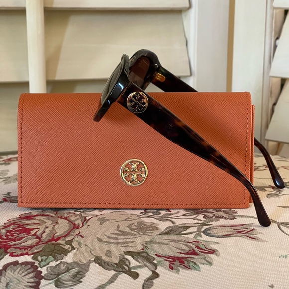 Tory Burch Sunglasses Tortoise with Gold - Picture 4 of 8